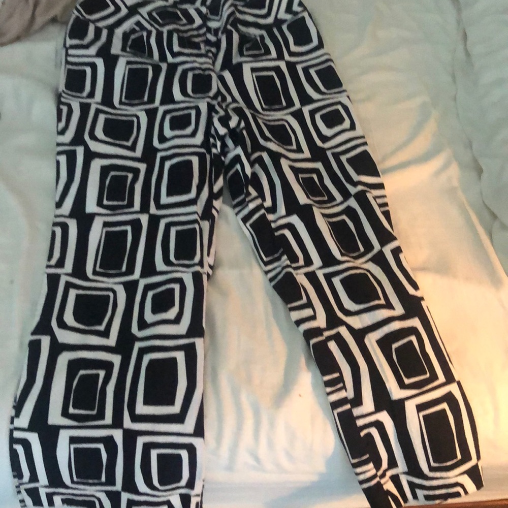 COPY - Malik size 6 black and white Capri pants